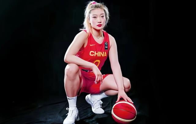 体育竞技场上，女球员展现专业素养