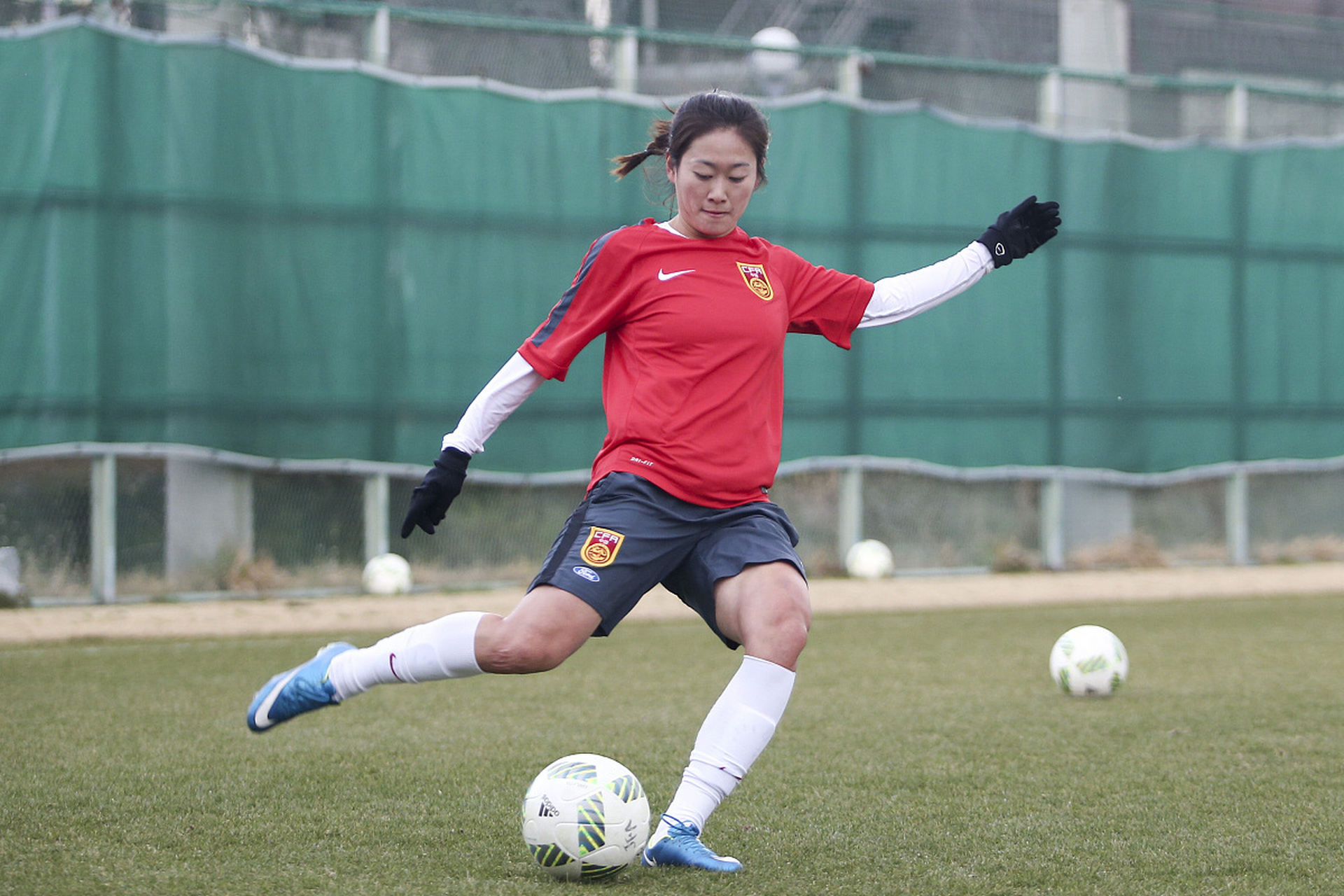 国际女子足球比赛激烈角逐，获得赞誉