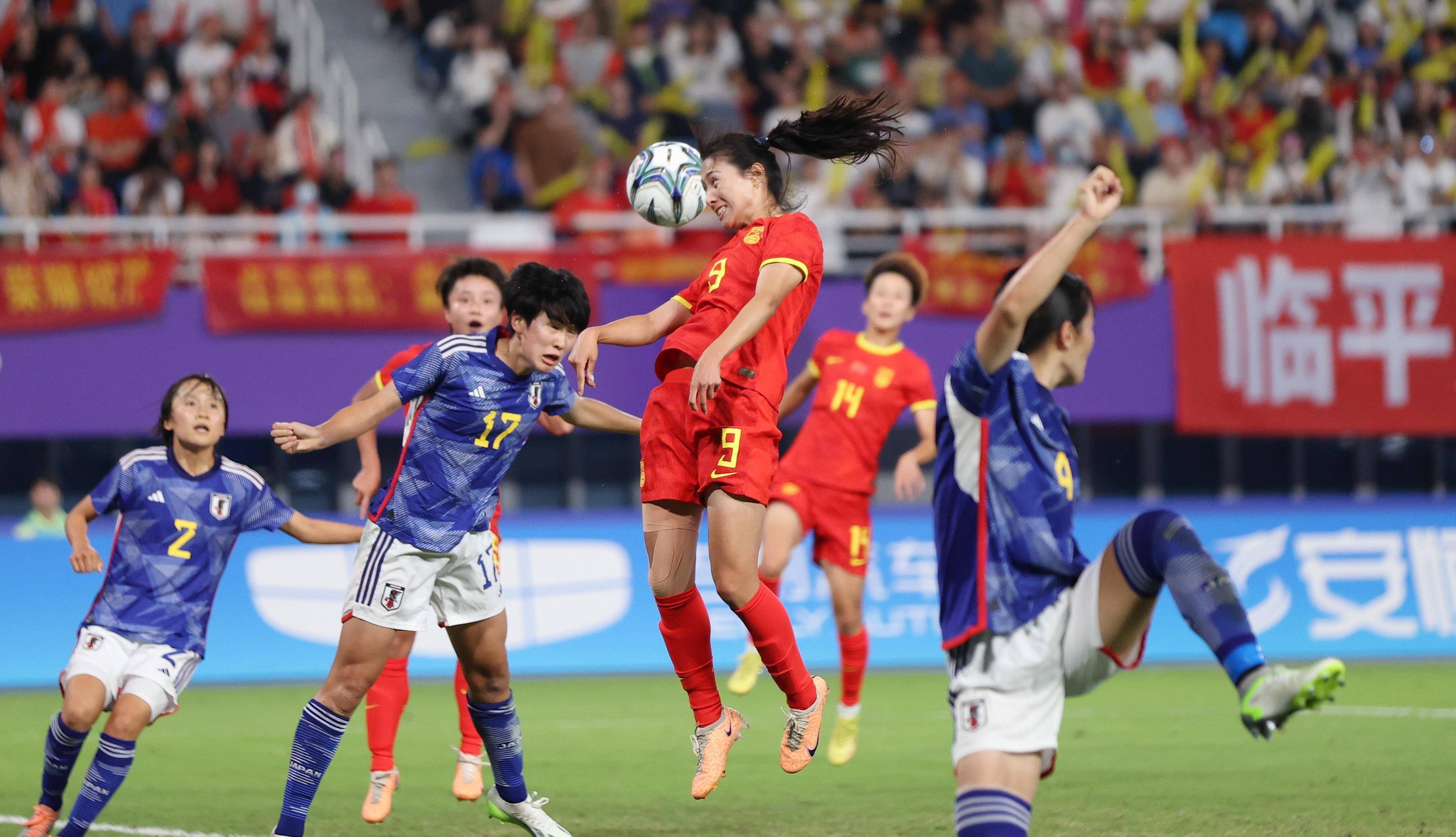 国际女子足球比赛激烈角逐，获得赞誉